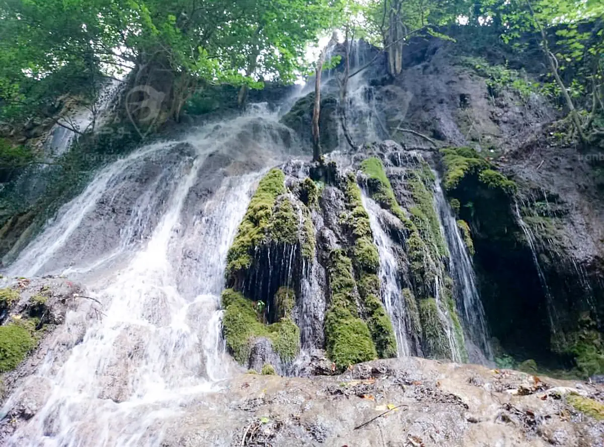 آبشار دم دمی در منطقه هزار جریب بهشهر-روستای چالکد