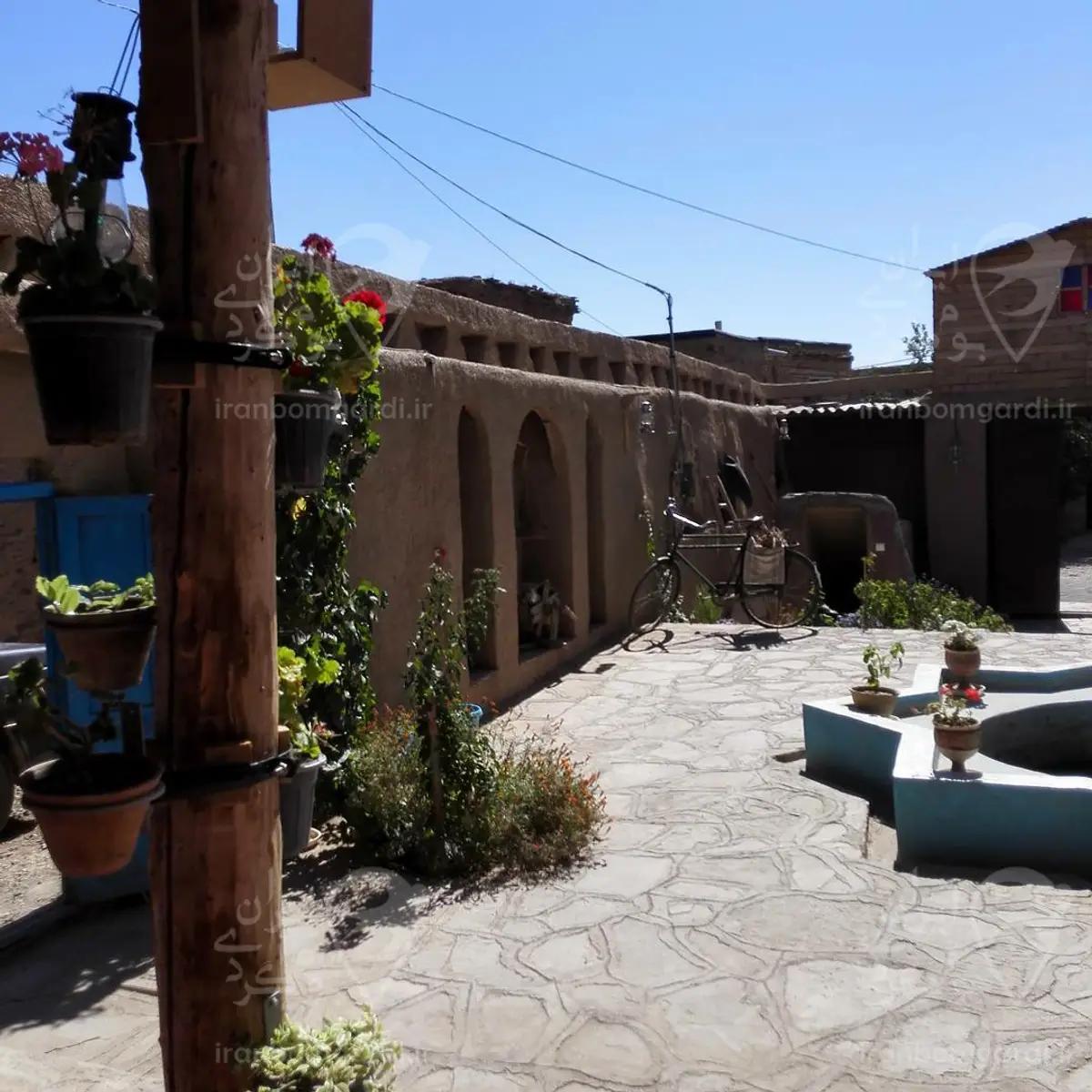 حیاط در اقامتگاه سنتی جاده ابریشم مشهد