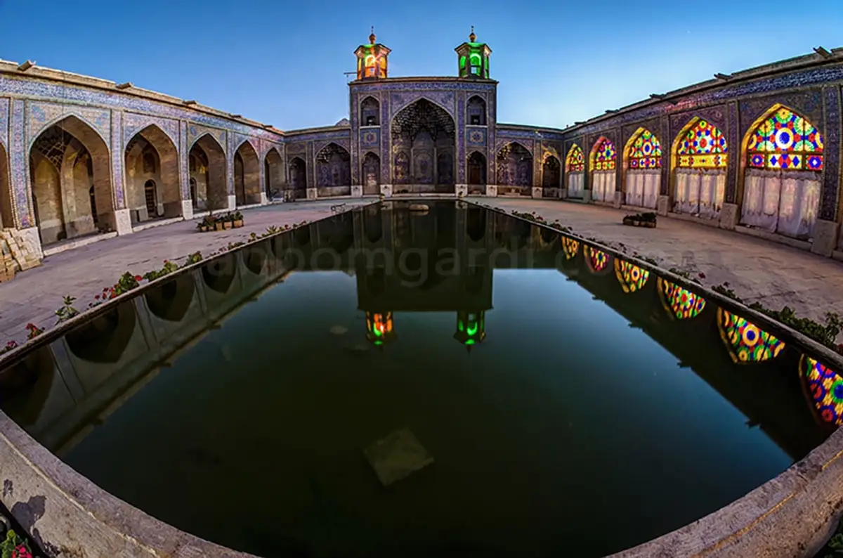 حیاط مسجد نصیرالملک