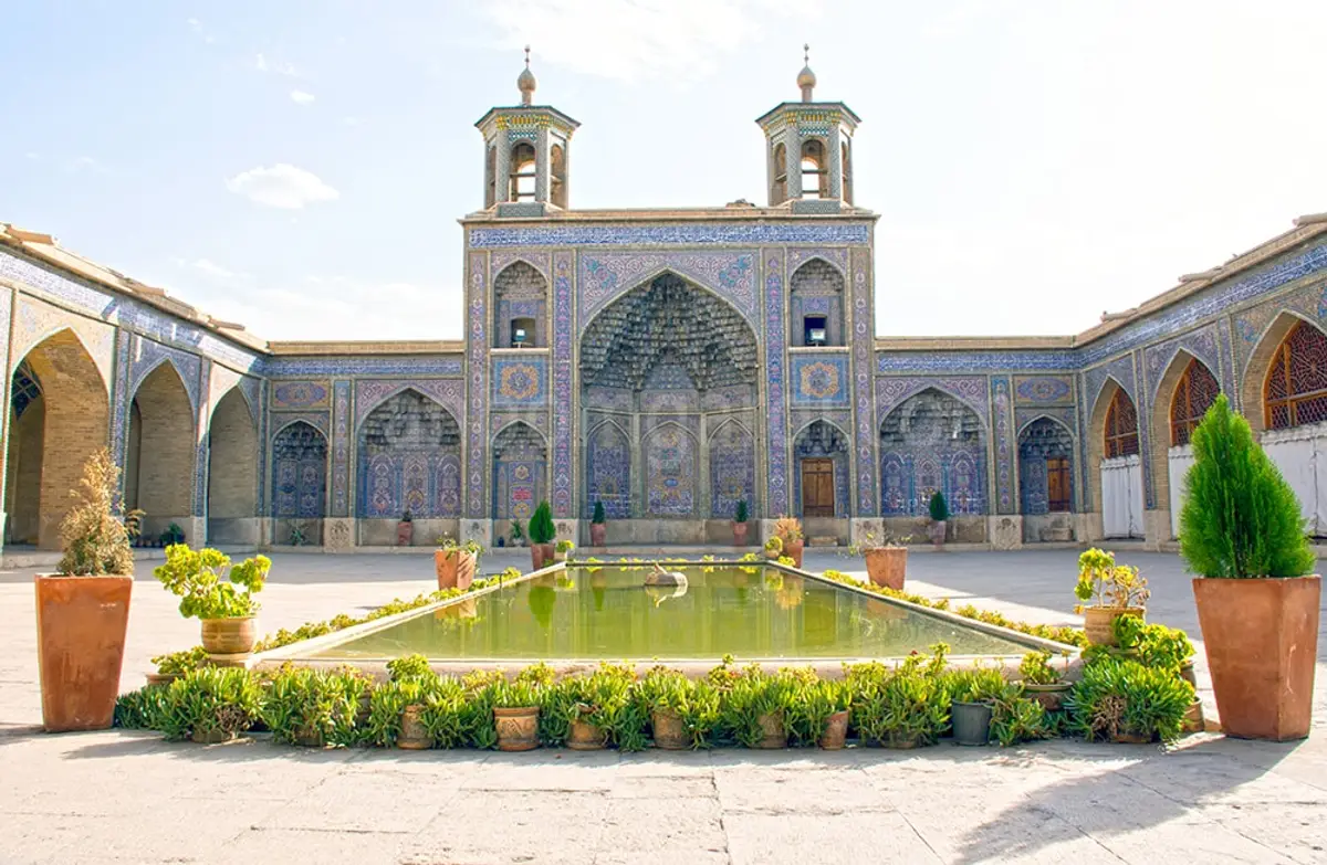 حیاط و ایوان شمالی مسجد نصیرالملک