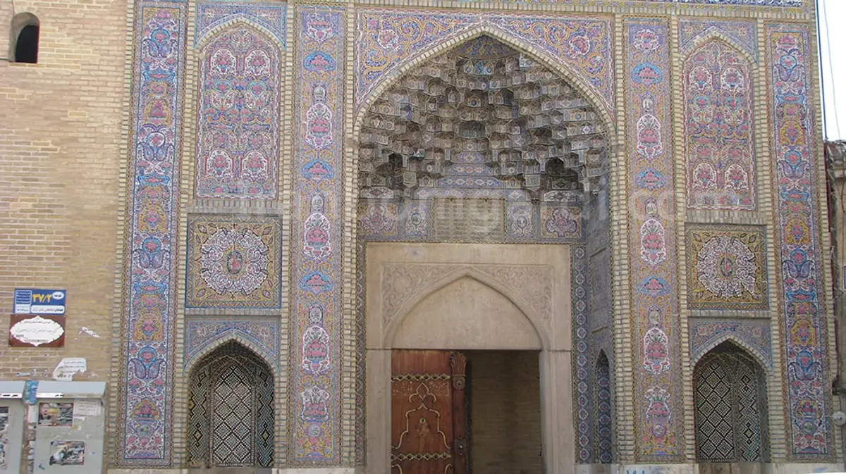 در ورودی مسجد نصیرالملک