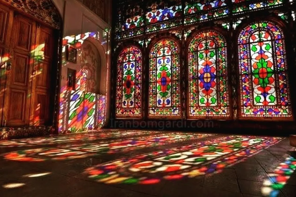 شیشه‌های رنگی در موزه مشروطه
