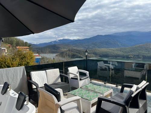 کلبه اسکلیم با جکوزی و چشم انداز دریاچه لفور|