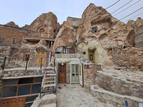 بوم گردی عمارت سنگی حیاط دار کندوان|